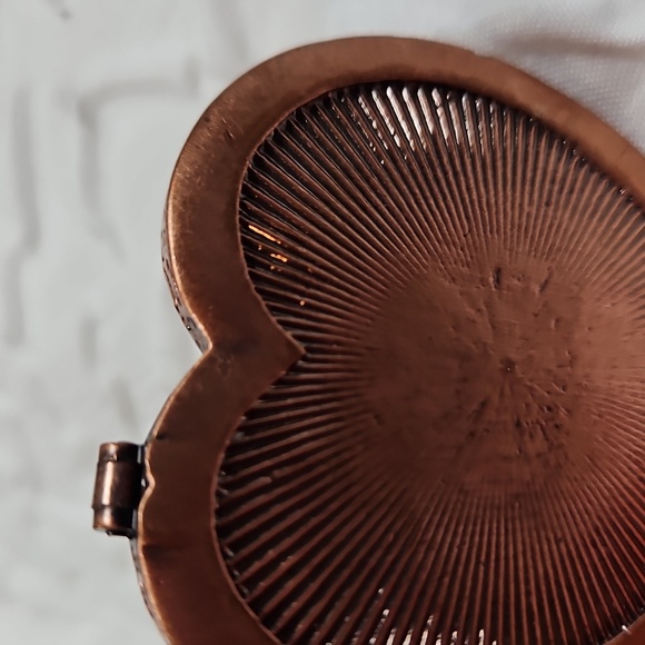 HEART SHAPED ENAMEL COMPACT WITH DUAL MIRROR 2" - Picture 6 of 8